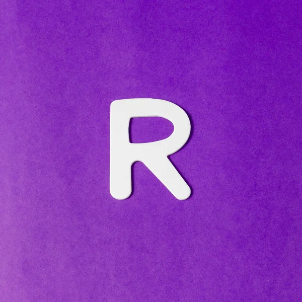 大写字母R 木制纹理 紫色背景 — 图库照片