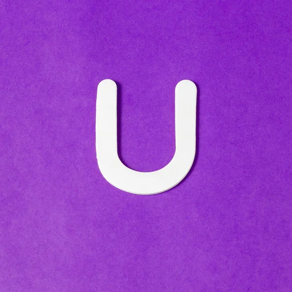 木の質感の文字U 紫の背景 — ストック写真