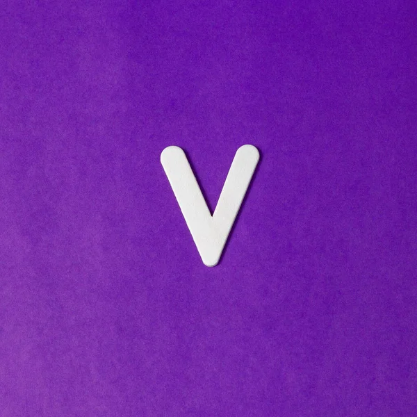 大文字V 木の質感 紫の背景 — ストック写真