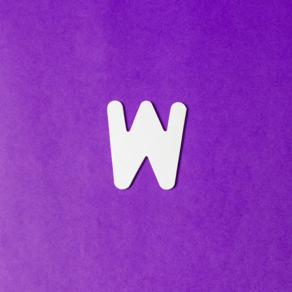 木材纹理字母W 紫色背景 — 图库照片