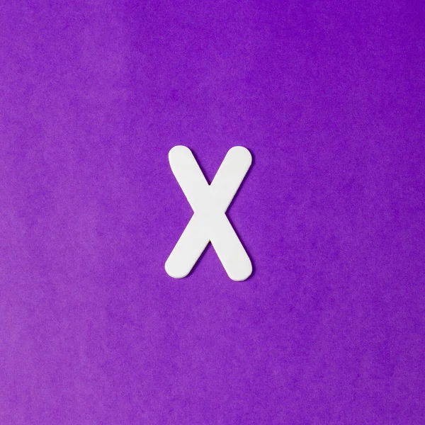 大文字X 木の質感 紫の背景 — ストック写真