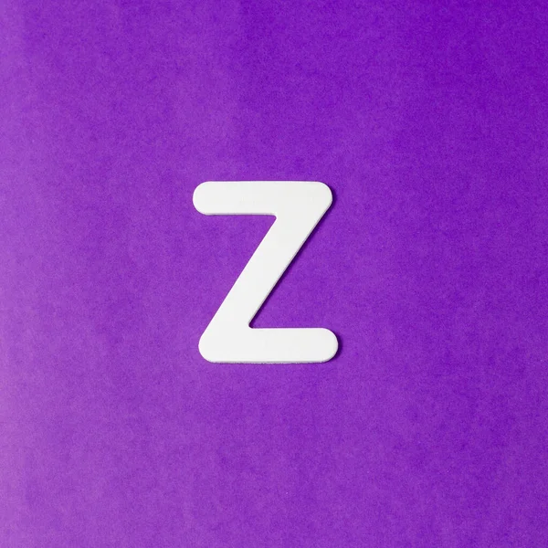 大文字Z 木のテクスチャ 紫の背景 — ストック写真