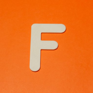 Büyük harf F - ahşap doku - Turuncu arkaplan