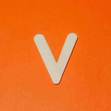 Büyük harf V - ahşap doku - Turuncu arkaplan