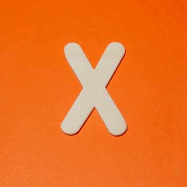 Büyük harf X - ahşap doku - Turuncu arkaplan