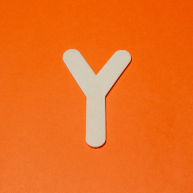 Büyük harf Y - ahşap doku - Turuncu arkaplan