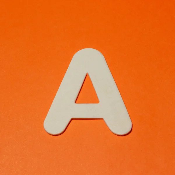 大文字A 木の質感 オレンジの背景 — ストック写真