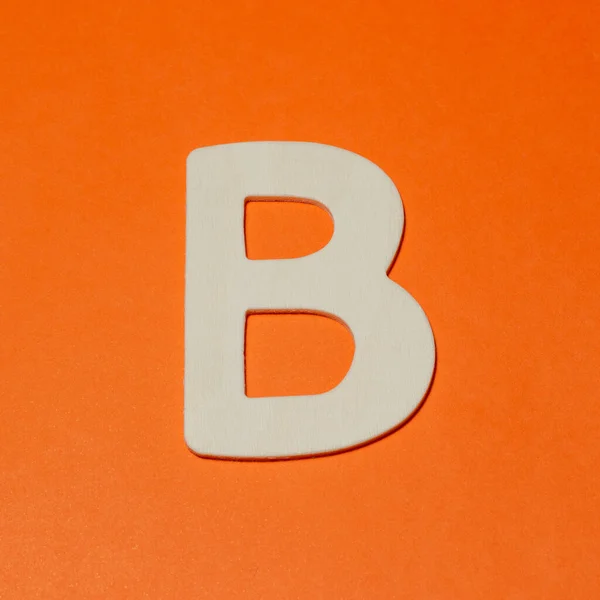 Lettera Maiuscola Texture Legno Sfondo Arancione — Foto Stock