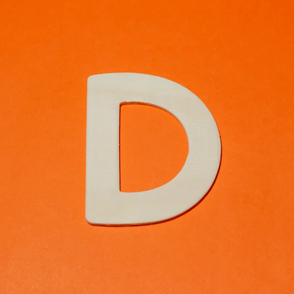 大文字D 木の質感 オレンジの背景 — ストック写真