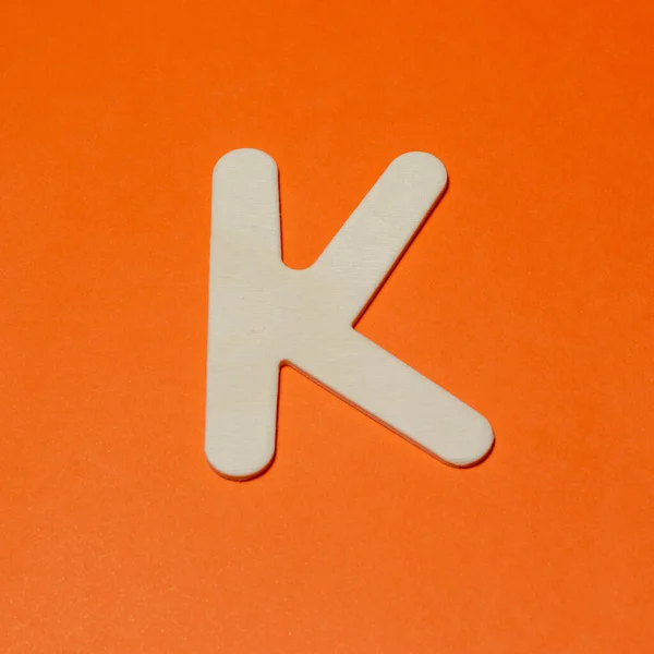 大文字K 木の質感 オレンジの背景 — ストック写真