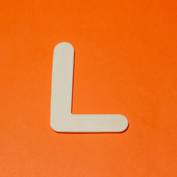 大文字L 木の質感 オレンジの背景 — ストック写真