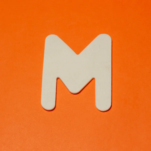 Lettera Maiuscola Texture Legno Sfondo Arancione — Foto Stock