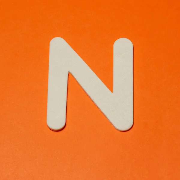 大文字N 木の質感 オレンジの背景 — ストック写真