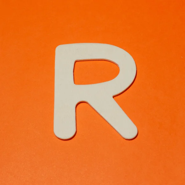 大写字母R 木制纹理 橙色背景 — 图库照片