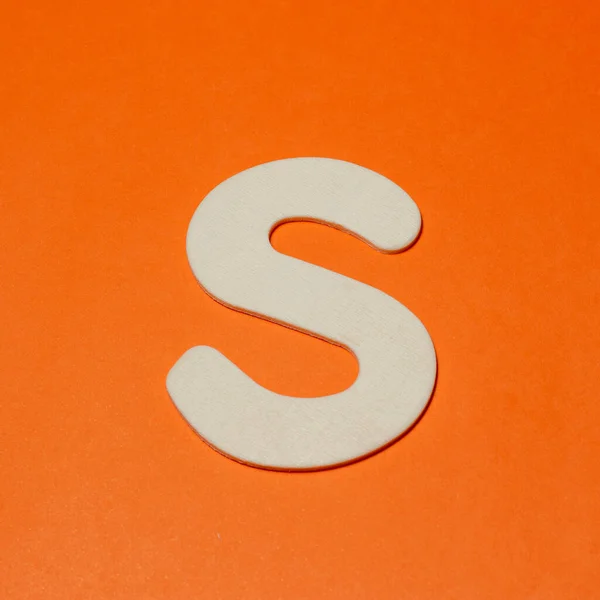 大文字S 木の質感 オレンジの背景 — ストック写真