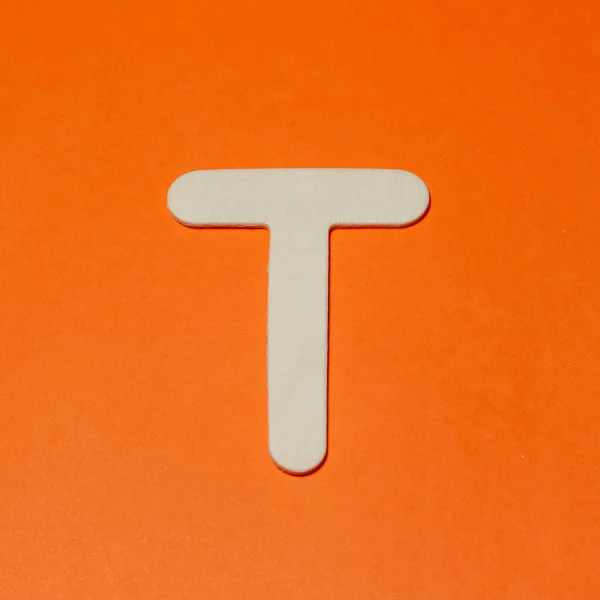 Uppercase Γράμμα Υφή Ξύλου Πορτοκαλί Φόντο — Φωτογραφία Αρχείου