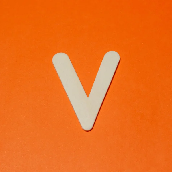 大文字V 木の質感 オレンジの背景 — ストック写真