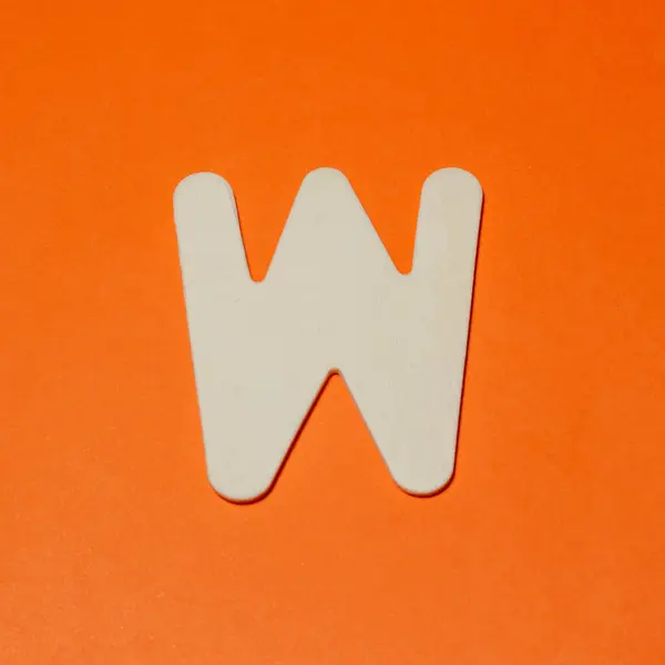 大写字母W 木制纹理 橙色背景 — 图库照片