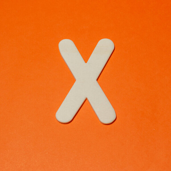 Буква X - текстура дерева - Оранжевый фон