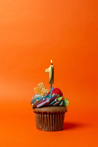 带有生日蜡烛的橙色背景纸杯蛋糕 带有一号的生日蛋糕 — 图库照片
