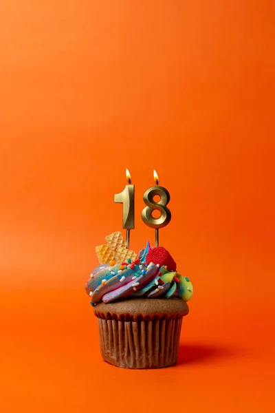 Bolo Aniversário Com Número Cupcake Fundo Laranja Com Velas Aniversário — Fotografia de Stock