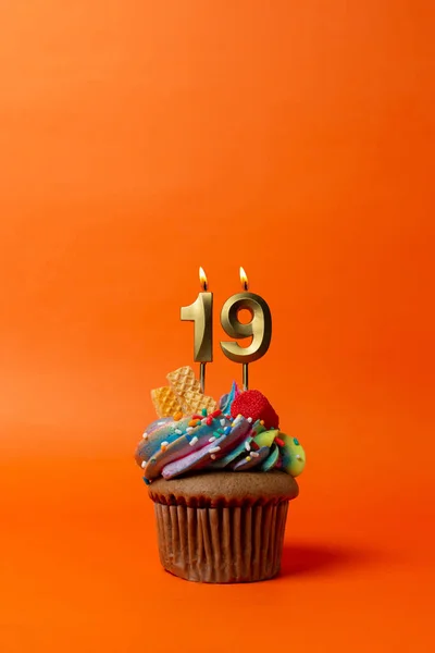 Cupcake Fundo Laranja Com Velas Aniversário Bolo Aniversário Com Número — Fotografia de Stock