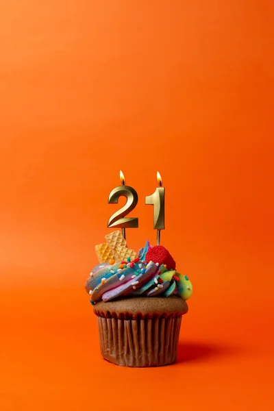 Babeczka Pomarańczowym Tle Świeczkami Urodzinowymi Tort Urodzinowy Numerem — Zdjęcie stockowe