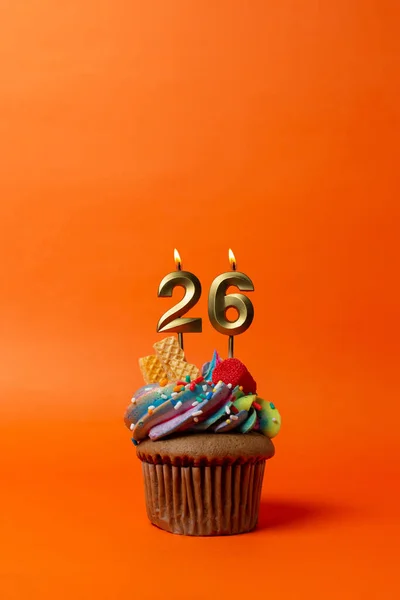 Bolo Aniversário Com Número Cupcake Fundo Laranja Com Velas Aniversário — Fotografia de Stock