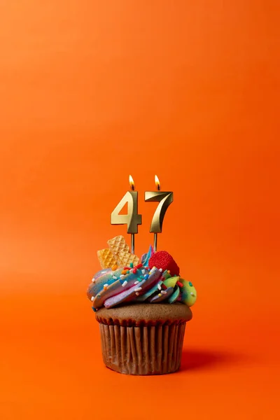 Pastel Cumpleaños Con Número Cupcake Sobre Fondo Naranja Con Velas — Foto de Stock