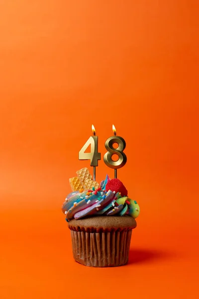 Τούρτα Γενεθλίων Αριθμό Cupcake Πορτοκαλί Φόντο Κεριά Γενεθλίων — Φωτογραφία Αρχείου
