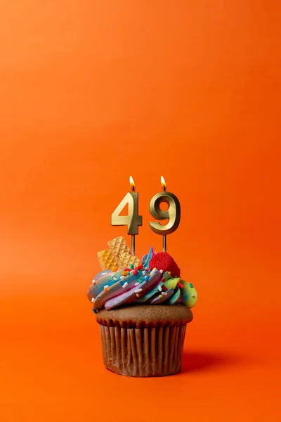 Τούρτα Γενεθλίων Αριθμό Cupcake Πορτοκαλί Φόντο Κεριά Γενεθλίων — Φωτογραφία Αρχείου