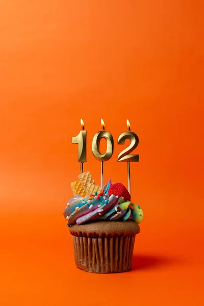 Торт День Народження Номером 102 Кекс Помаранчевому Фоні Свічками День — стокове фото