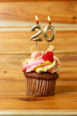 Ahşap arka planda altın doğum günü mumu - Numaralı mumlu doğum günü keki