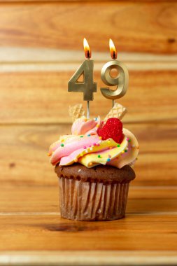 Ahşap arka planda altın doğum günü mumu - Numaralı mumlu doğum günü keki