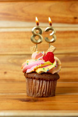 Ahşap arka planda altın doğum günü mumu - Numaralı mumlu doğum günü keki