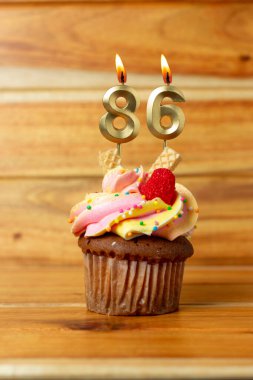 Ahşap arka planda altın doğum günü mumu - Numaralı mumlu doğum günü keki