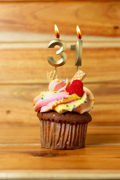 Golden Verjaardag Kaars Houten Achtergrond Verjaardag Cupcake Met Genummerde Kaars — Stockfoto