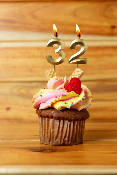 Golden Födelsedagsljus Trä Bakgrund Födelsedag Cupcake Med Numrerade Ljus — Stockfoto