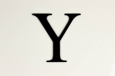 Beyaz arka planda siyah büyük harfler - siyah harfler