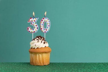 Parlak yeşil ve düz yeşil üzerine kek - renkli noktalı doğum günü mumları