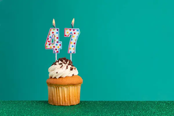 Cupcake Élénk Zöld Lapos Zöld Születésnapi Gyertyák Színes Pontokkal — Stock Fotó