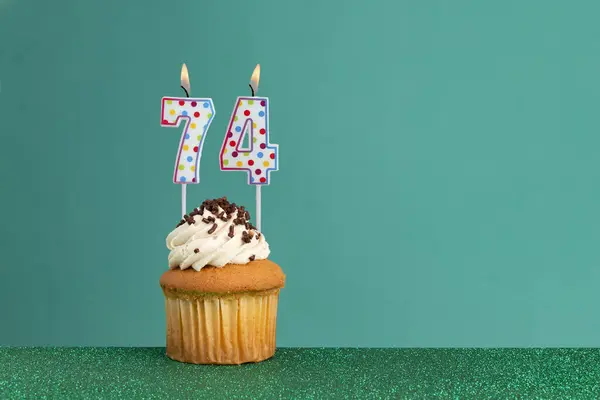 Cupcake Verde Brillante Verde Plano Velas Cumpleaños Con Puntos Colores — Foto de Stock