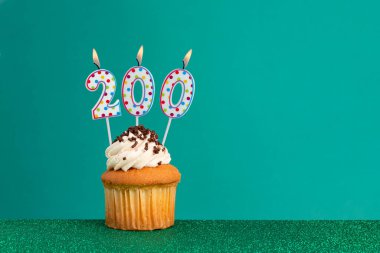 Parlak yeşil ve düz yeşil üzerine kek - renkli noktalı doğum günü mumları