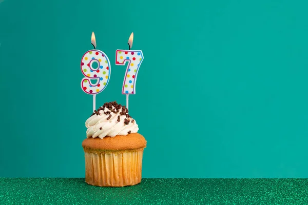 Cupcake Élénk Zöld Lapos Zöld Születésnapi Gyertyák Színes Pontokkal — Stock Fotó