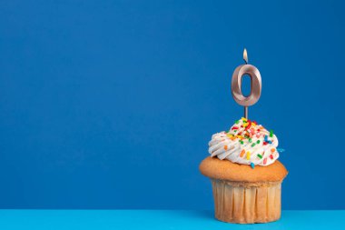 Mavi arkaplanda doğum günü pastası - pembe doğum günü mumu numarası