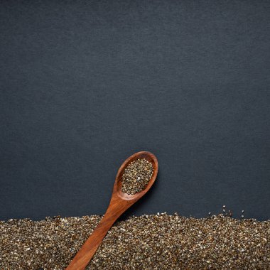 Tahta kaşıkta organik chia tohumları - Salvia hispanica