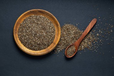 Kâsede ve kaşıkta organik chia tohumları - Salvia hispanica