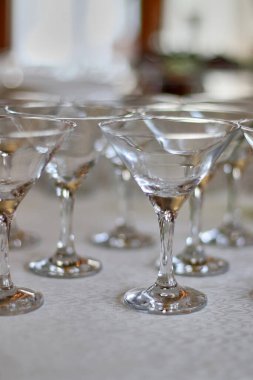 Kokteyl bardakları açık büfe masasında sergilenir..