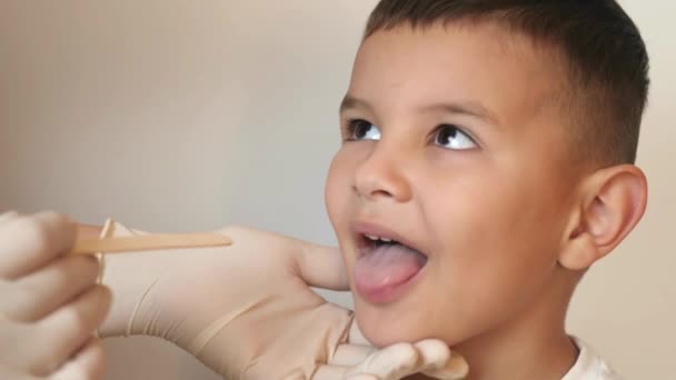 Médico Usa Una Espátula Para Examinar Garganta Del Niño — Vídeos de Stock