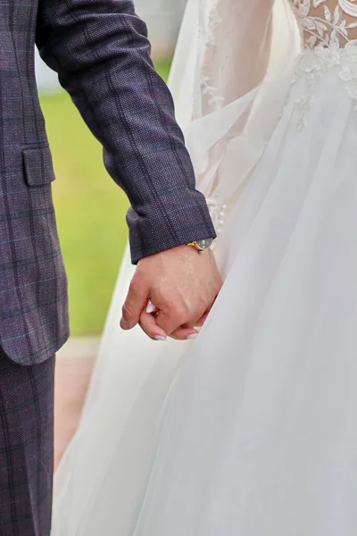 Menyasszony Vőlegény Kéz Kézben Sétálnak Utcán — Stock Fotó